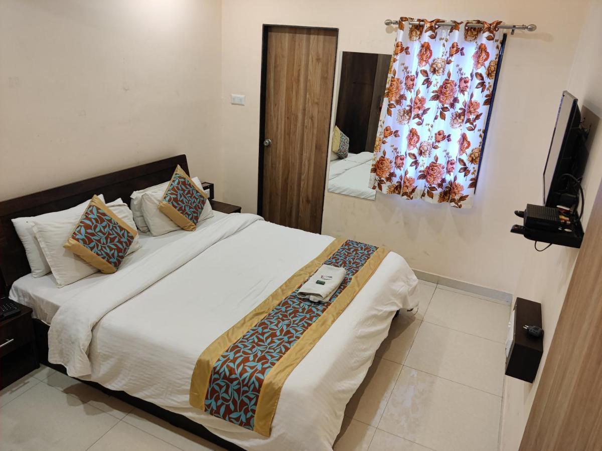 Hotel Blue Leaf Rajkot Exteriör bild