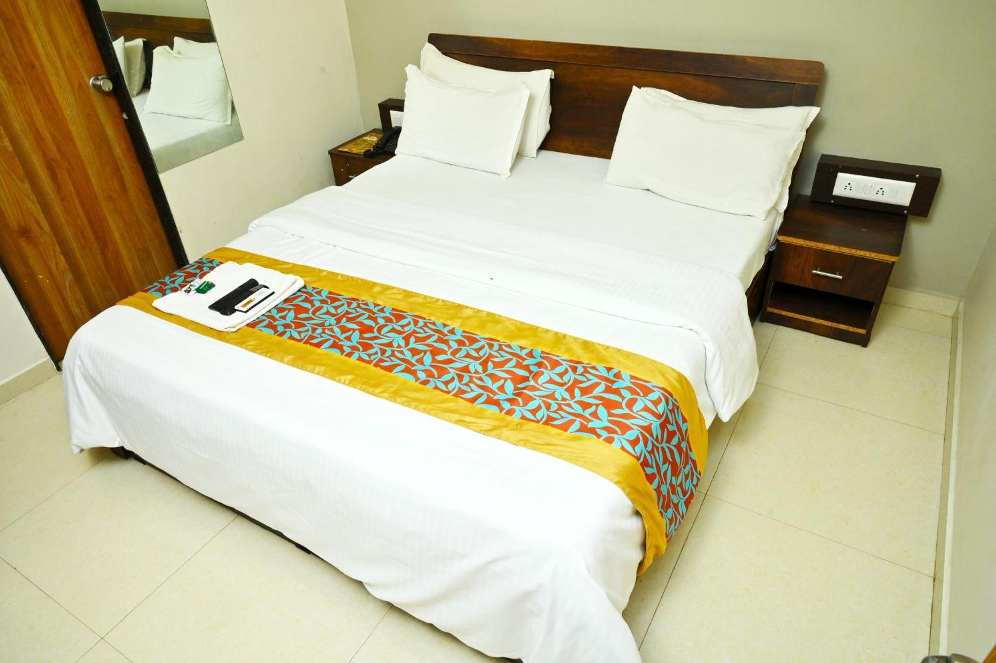 Hotel Blue Leaf Rajkot Exteriör bild