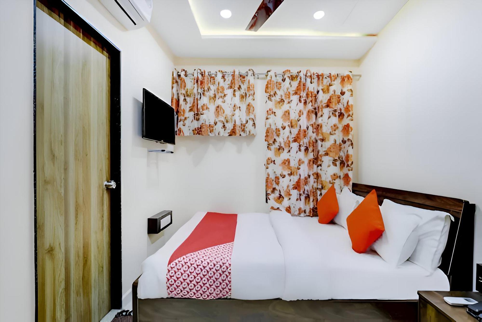 Hotel Blue Leaf Rajkot Exteriör bild